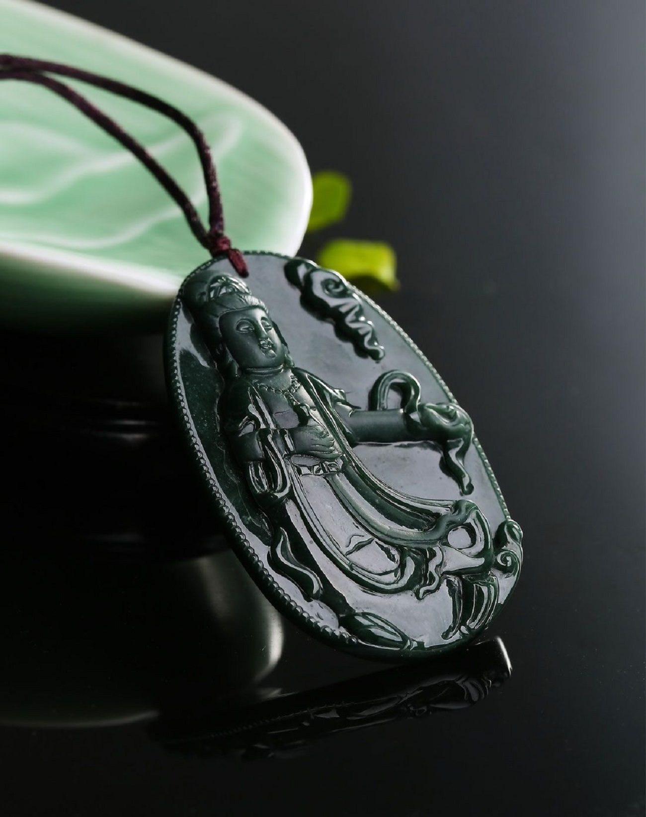 什么是乌鸡种翡翠?它的价格一定很低吗?