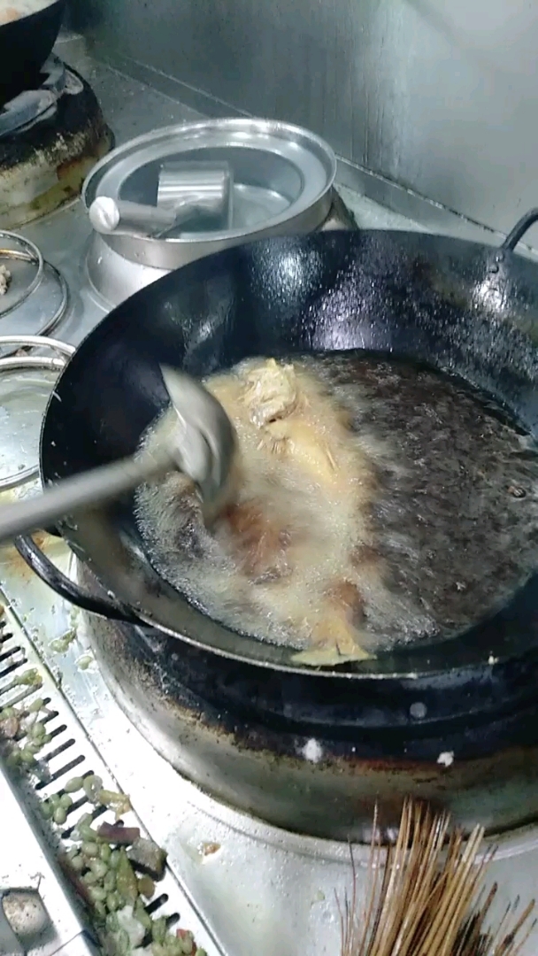 炸鱼不掉皮不粘锅炸不散,厨师怎么做到的