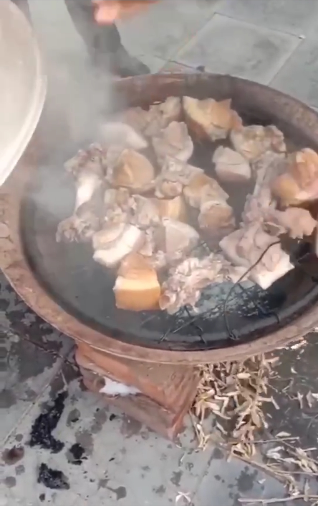 原来四川都是这么熏肉的。活了这么多年才知道。