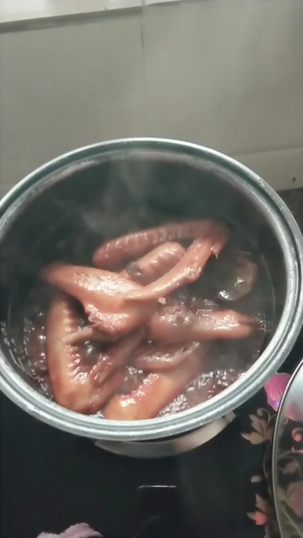 很漂亮的卤鸭翅膀