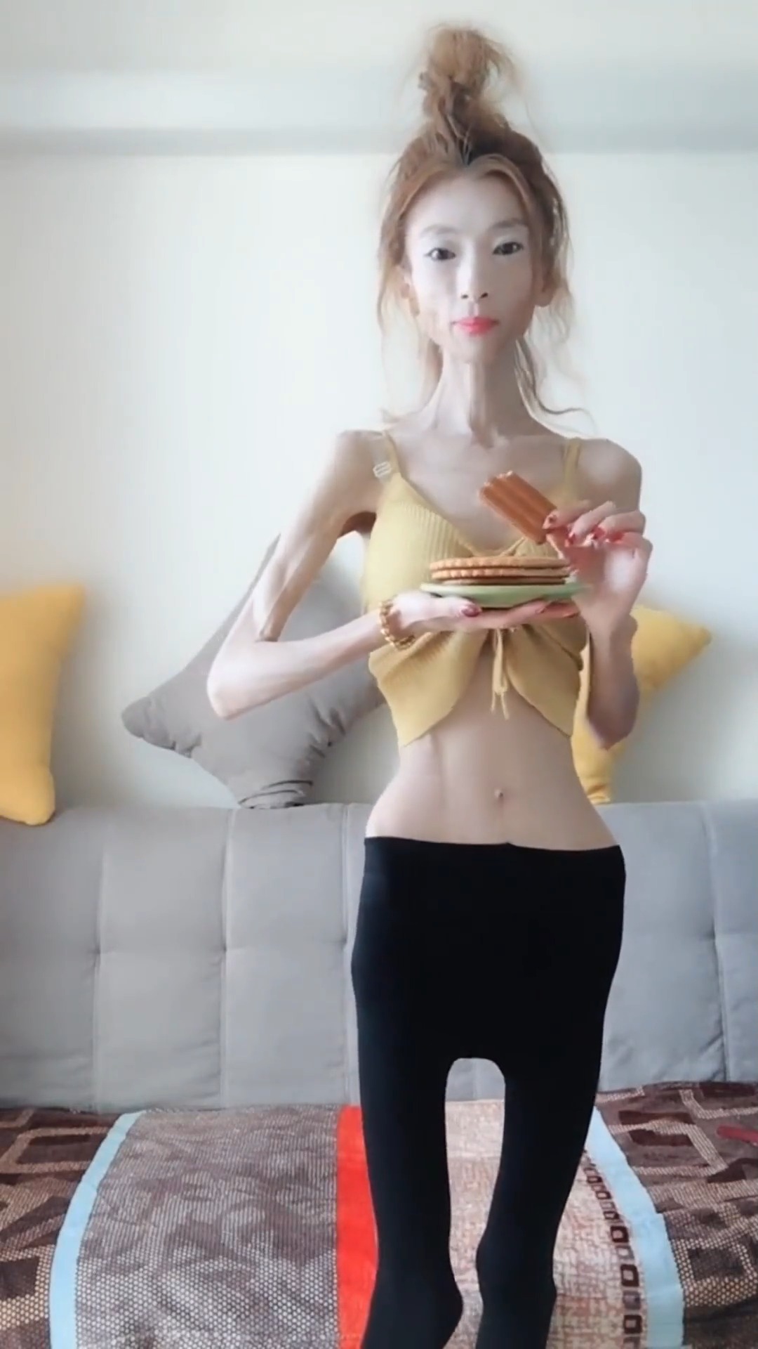 #娱乐#体重60斤的网红骷髅妹,看她早餐吃饼干,网友:吃点肉吧!