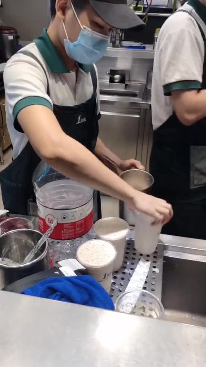 这恐怕是店员有史以来,第一次碰见拿4升矿泉水瓶装奶茶的客人,手都在抖!
