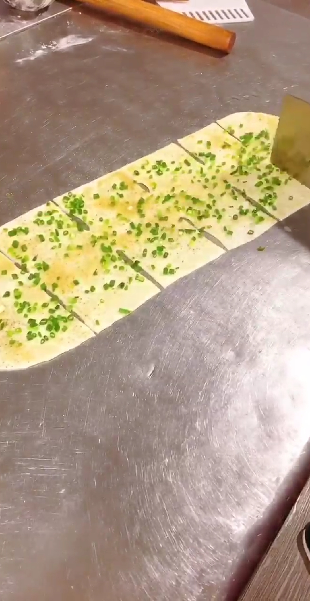 #花式面点#葱花千层油饼制作手法教程!