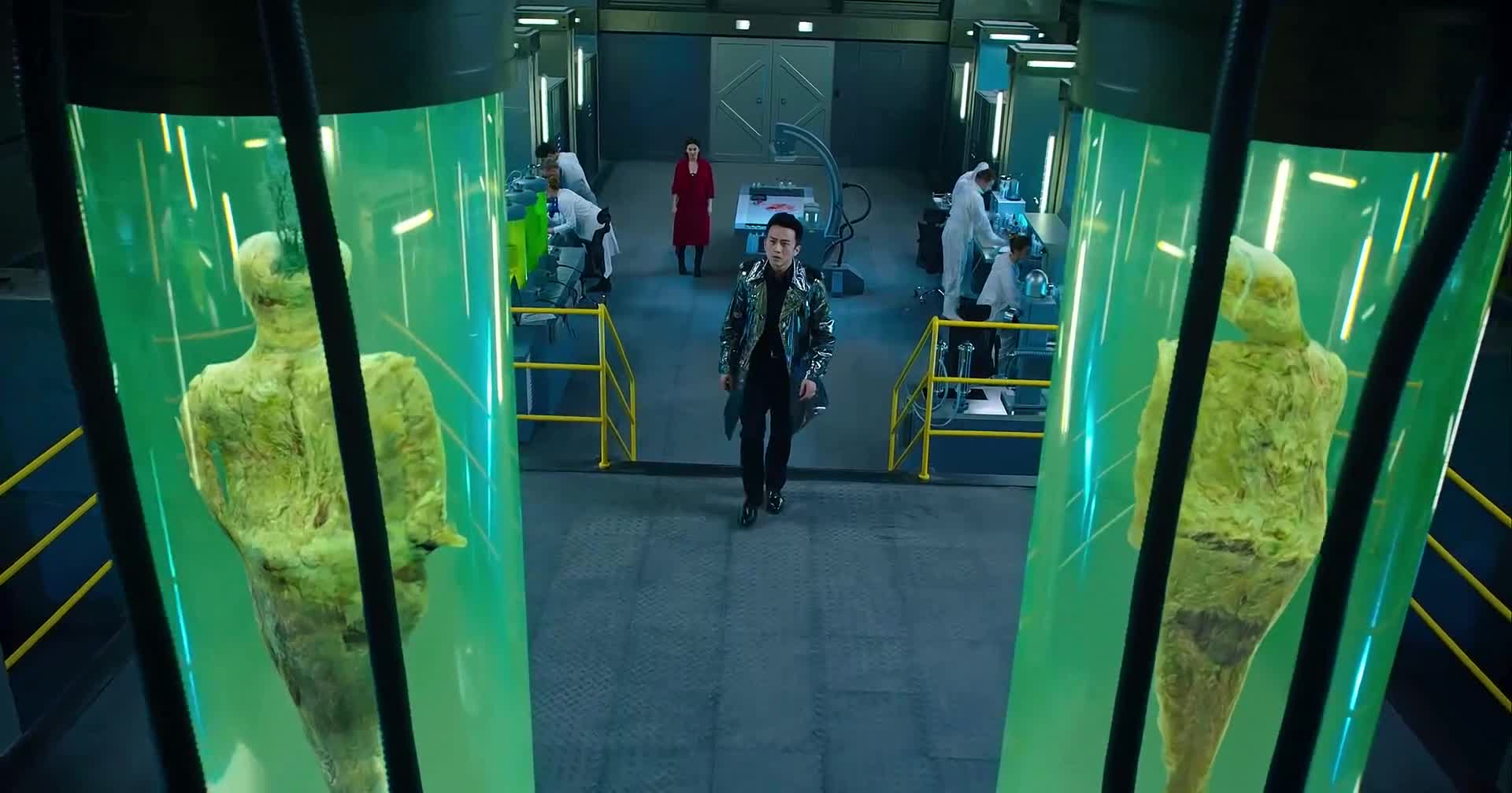 美人鱼:张雨绮不愧是星女郎,有颜值有身材,红袍换皮衣真霸气