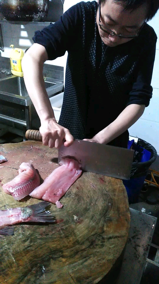 还没见过鱼皮这么弄。还是有级别吧,今晚做鱼肉丸子。