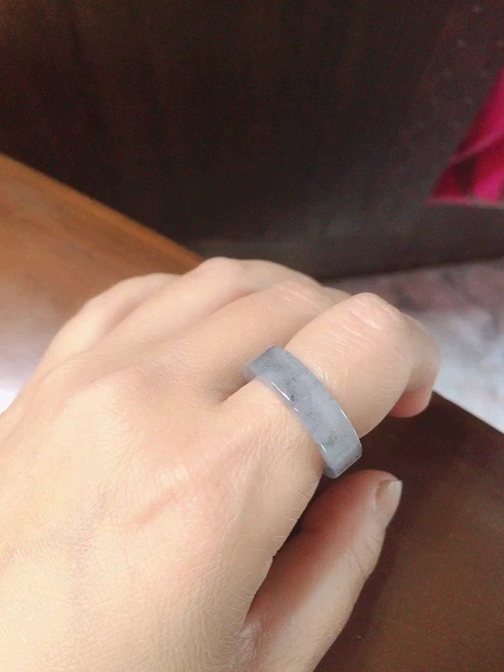 糯冰种的乌鸡方戒,要是再冰点就好了,