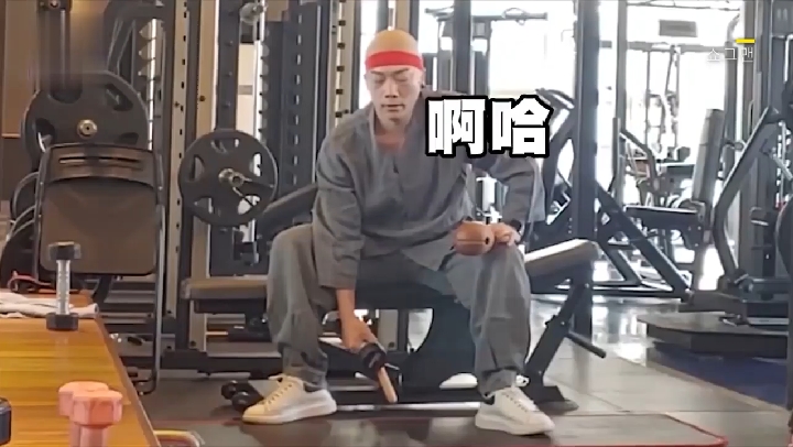 必看光头和尚上健身房敲木鱼!保证笑出腹肌#搞笑#逗趣#健身#运动