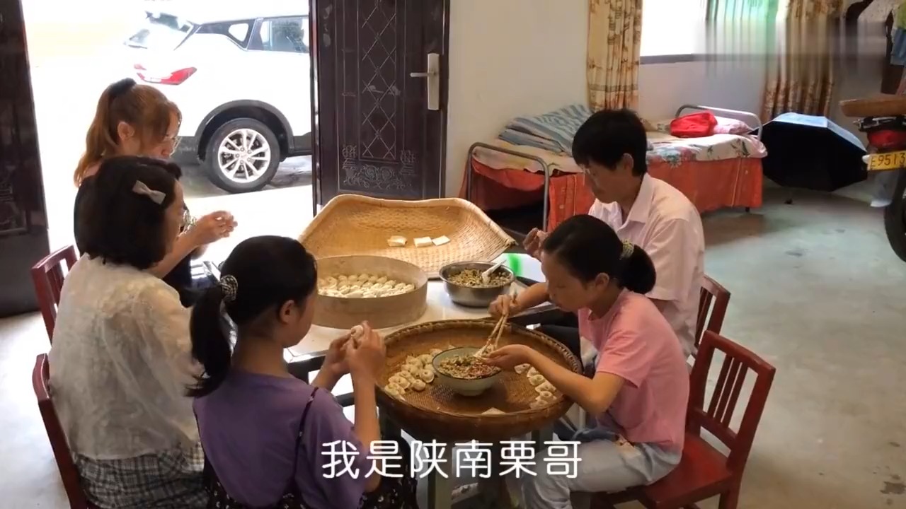 #陕南农村包饺子，形状独特像金元宝，做法简单#陕南农村包饺子，形状独特像金元宝，做法简单，