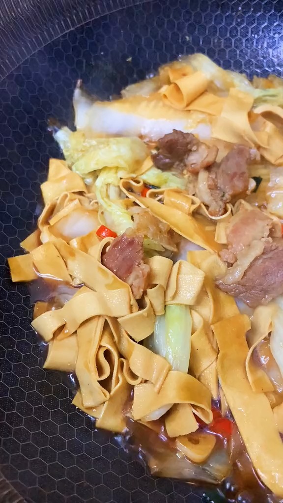 #独竖一知#白菜豆片五花肉，在家你像我这样做,好吃又下饭!