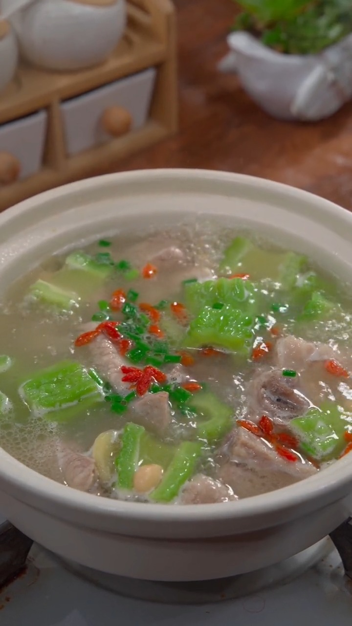 婆婆从小告诉我夏天要多喝苦瓜汤,和排骨黄豆一起炖真的好喝#美食