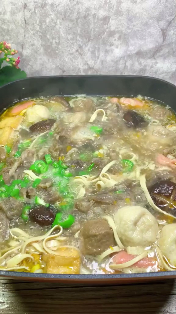在家做出美味面食,网红款肥牛面做法,全家都爱吃。