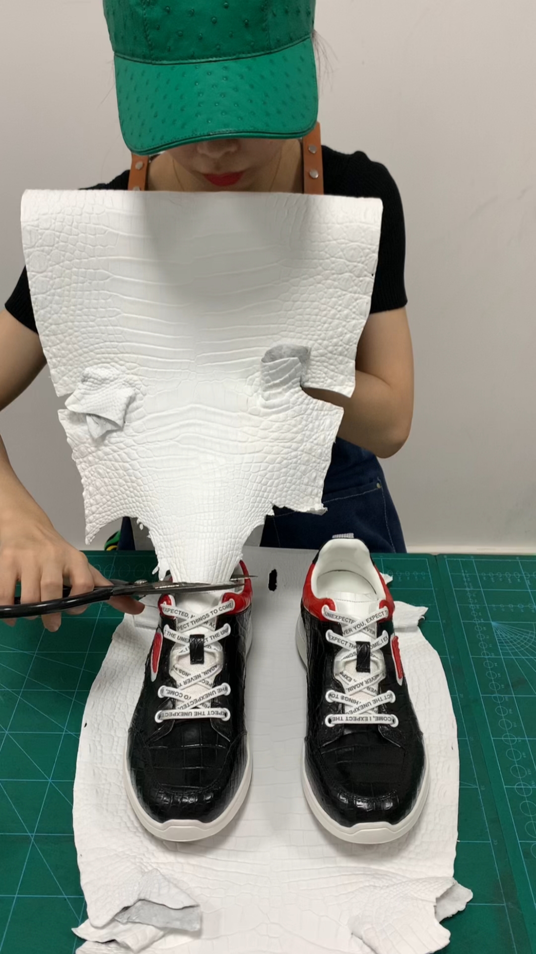 鳄鱼肚皮休闲鞋