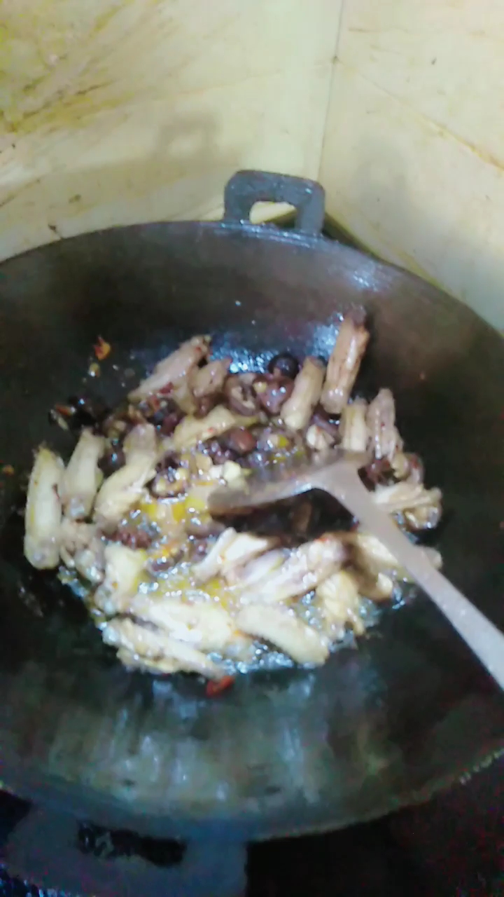 周末,改善伙食:红烧香菇鸡翅——老婆娃儿爱吃。与家人一起吃饭,都是人间美味,幸福