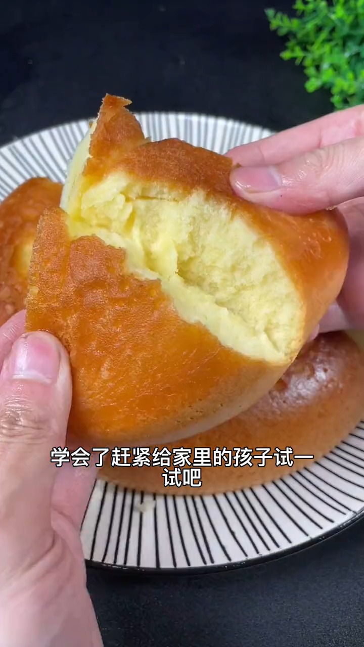 家里只要有鸡蛋和电饭煲的,用我这个方法就能做出孩子爱吃的电饭煲蛋糕,简单不麻烦