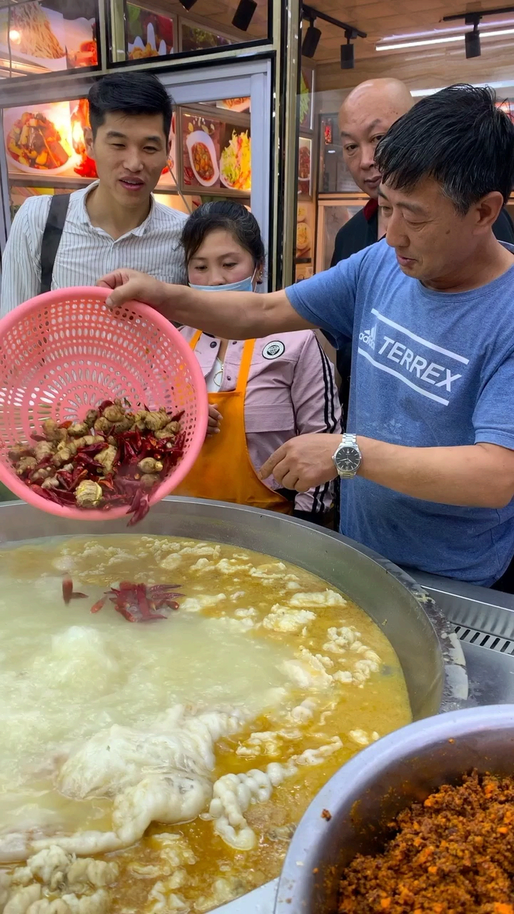 老汤料:桂皮3两白芷4两草果8个辣椒半斤姜1斤八角2两良姜1斤羊骨架1副羊肉30