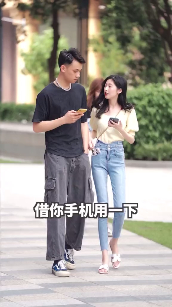 男朋友手机壁纸,把我的照片换成了别人。。。这意味着什么? 求支招,我该怎么做?
