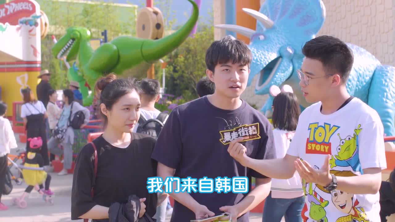 去迪士尼碰见一对韩国情侣,这位欧巴太可爱了
