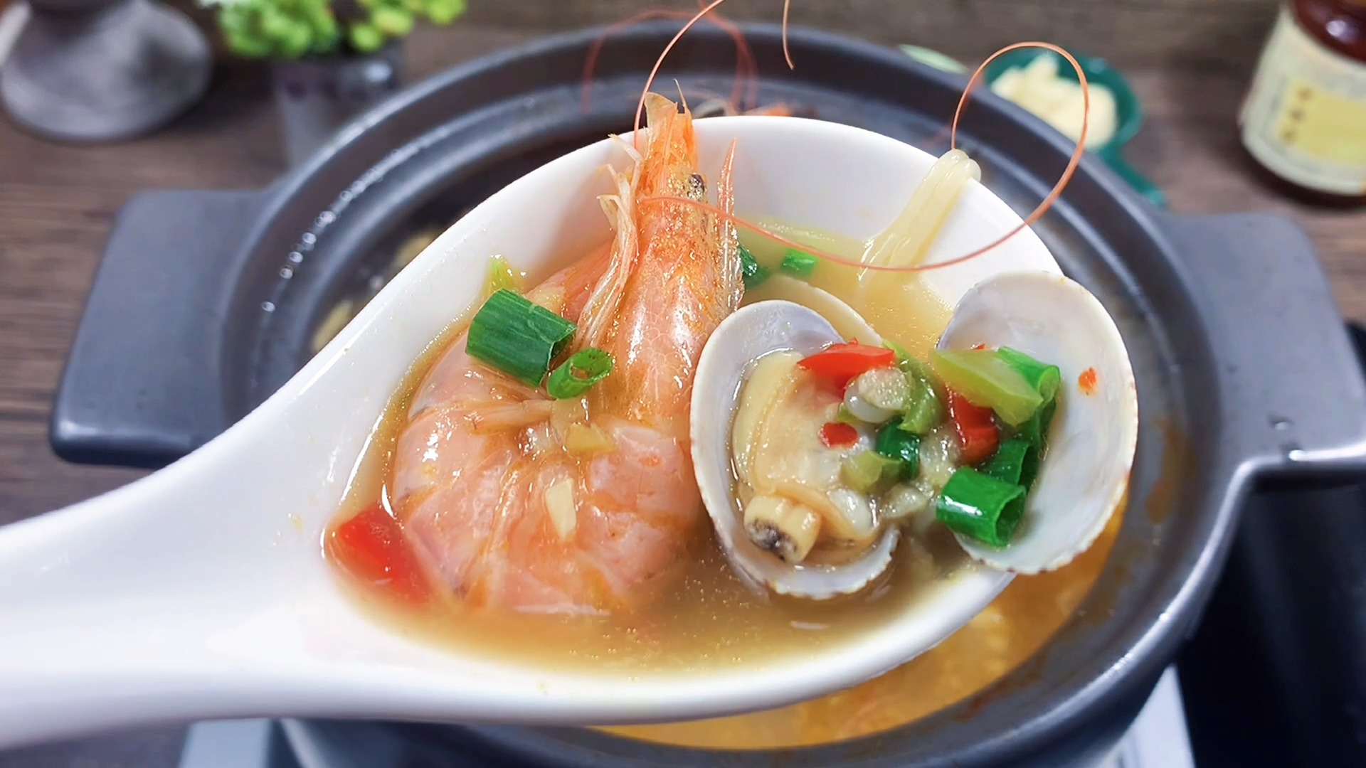 #自制美食#6块钱买的花甲,3块钱买的大虾,做出一道海鲜套餐