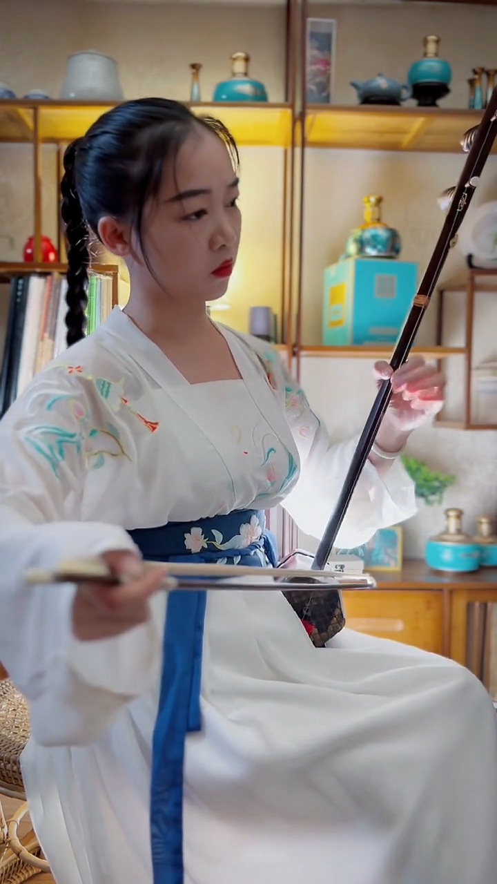 #古典中国风#国风古韵华夏汉服之美,二胡演奏《沧海一声笑》,传承弘扬传统文化
