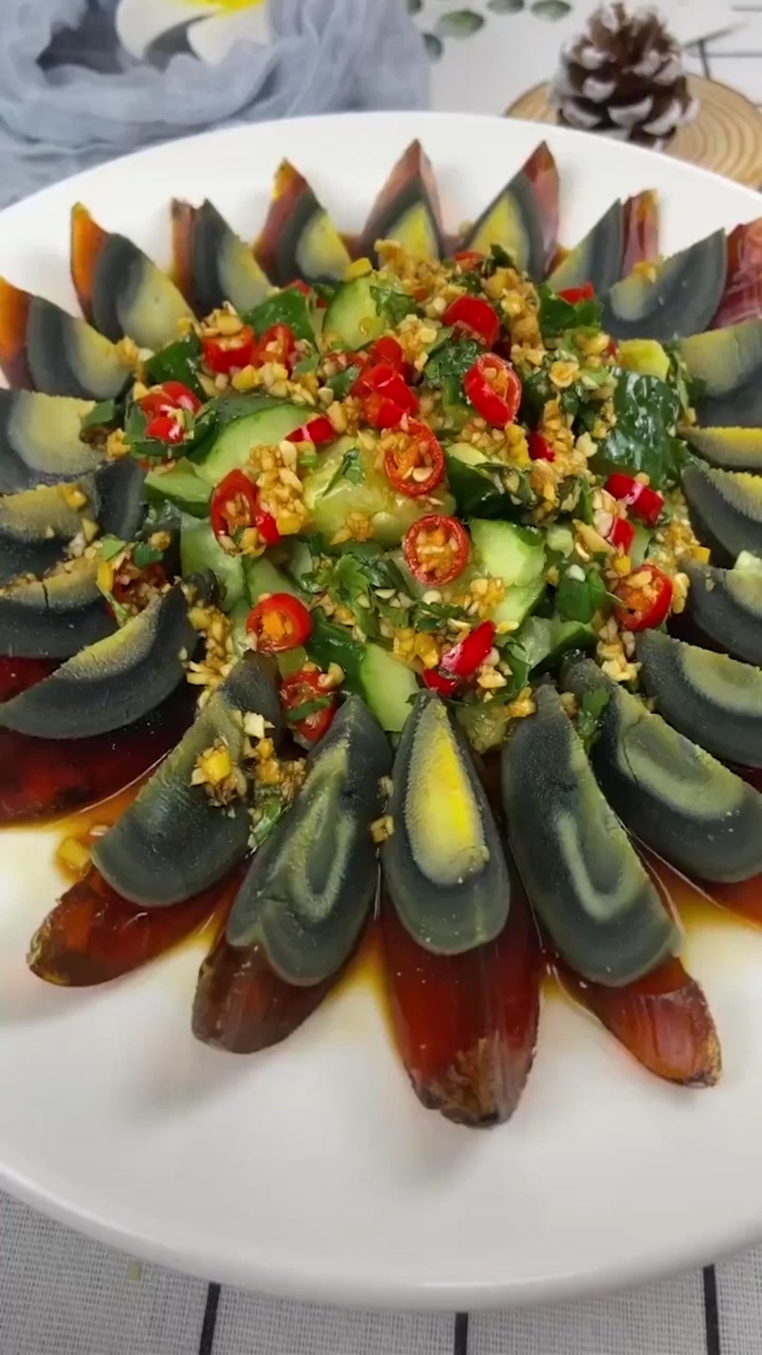 凉拌松花蛋黄瓜,简单又好做