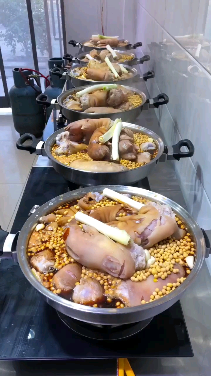 黄豆煮大猪蹄子!你们说有什么功效呢?