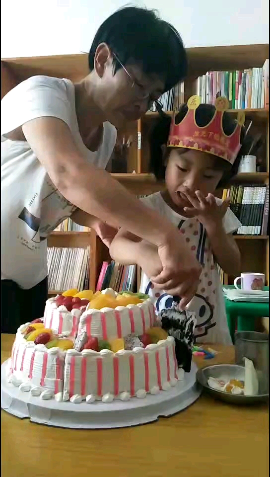 感恩老师为孩子准备的生日蛋糕,
