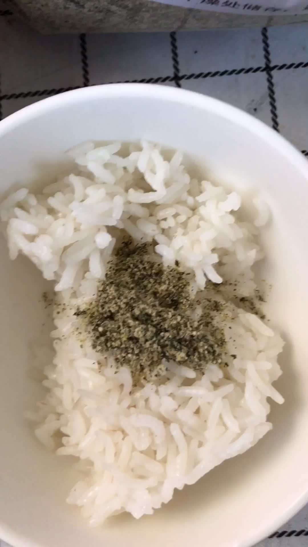 这个海苔粉拌饭可好吃了味道跟寿司差不多