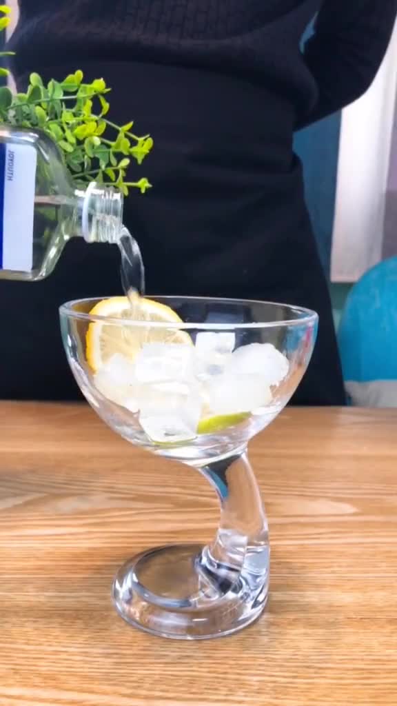 鸡尾酒半瓶,江小白半瓶,柠檬2片,半个青柠檬挤汁,这杯叫冲动的惩罚!