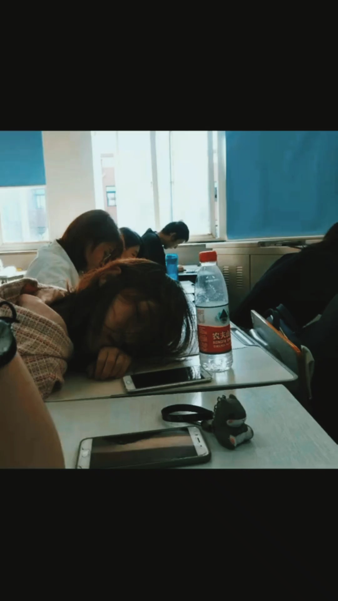#明星娱乐#这是我的同桌，她是做梦梦见什么好吃的了吗