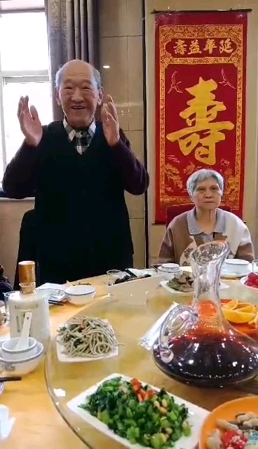 妈妈八十大寿的寿宴上,爸爸做最后致辞,四天后离世。留在人间的永远是笑容。