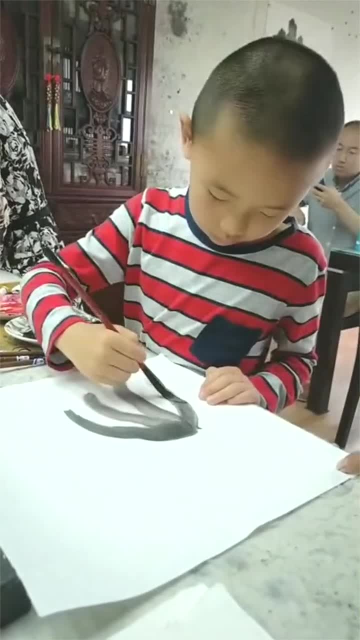 小朋友笔下的金鱼水墨画,画的很好,中华文化的传承!