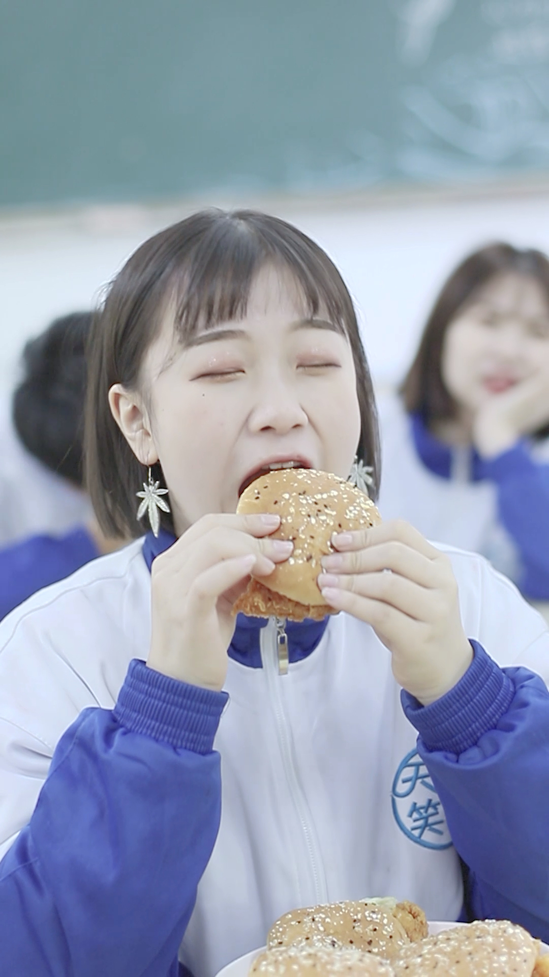 #优秀如我#诱人气味的香辣鸡腿堡肉质纯香，引起了老师的注意