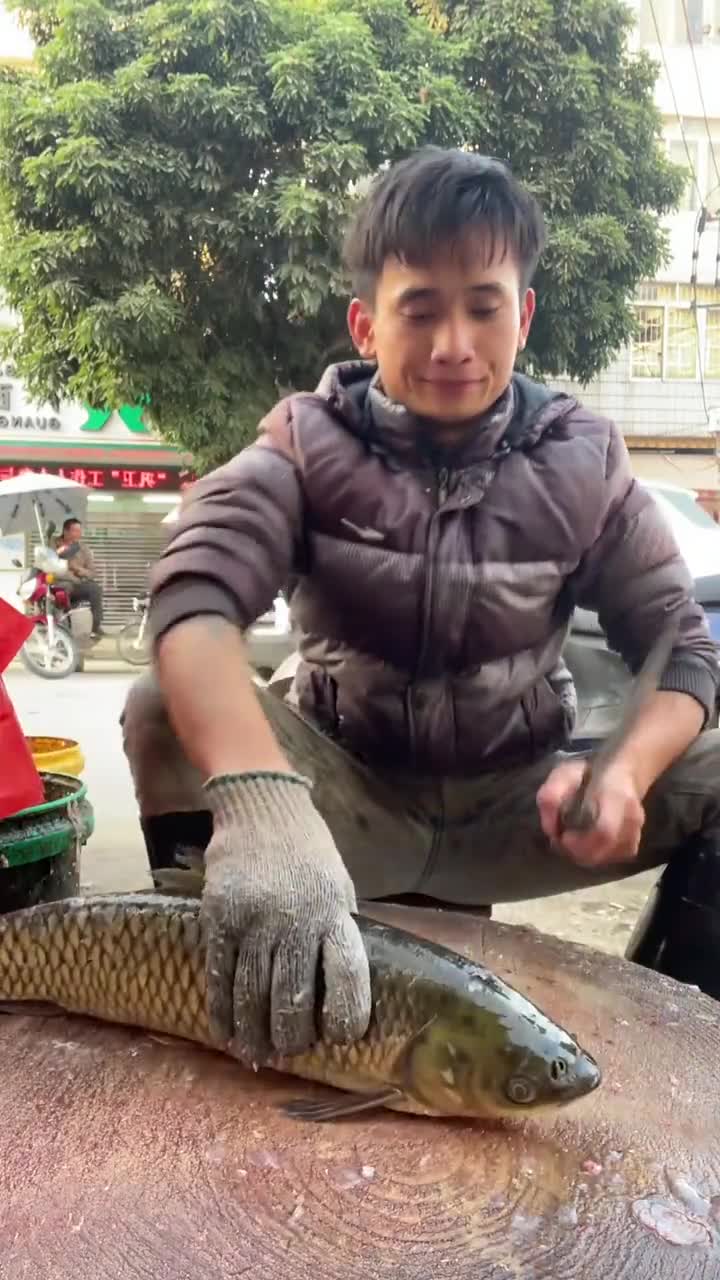 皮皮虾有没有人教你们杀鱼切鱼?今天摆摊小伙子教你草鱼切片