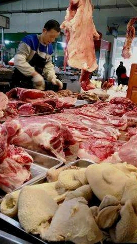  50年代:100元=135斤猪肉; 2019年:100元=1.35斤猪肉。贵。