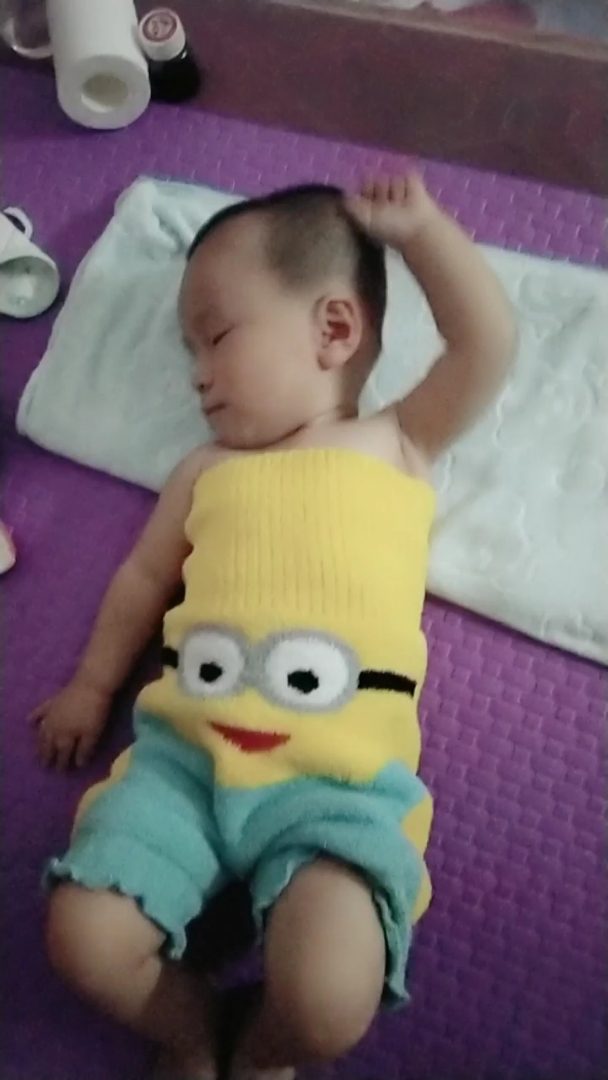 今天晚上给宝宝穿小黄人衣服睡觉觉,喜欢的给个