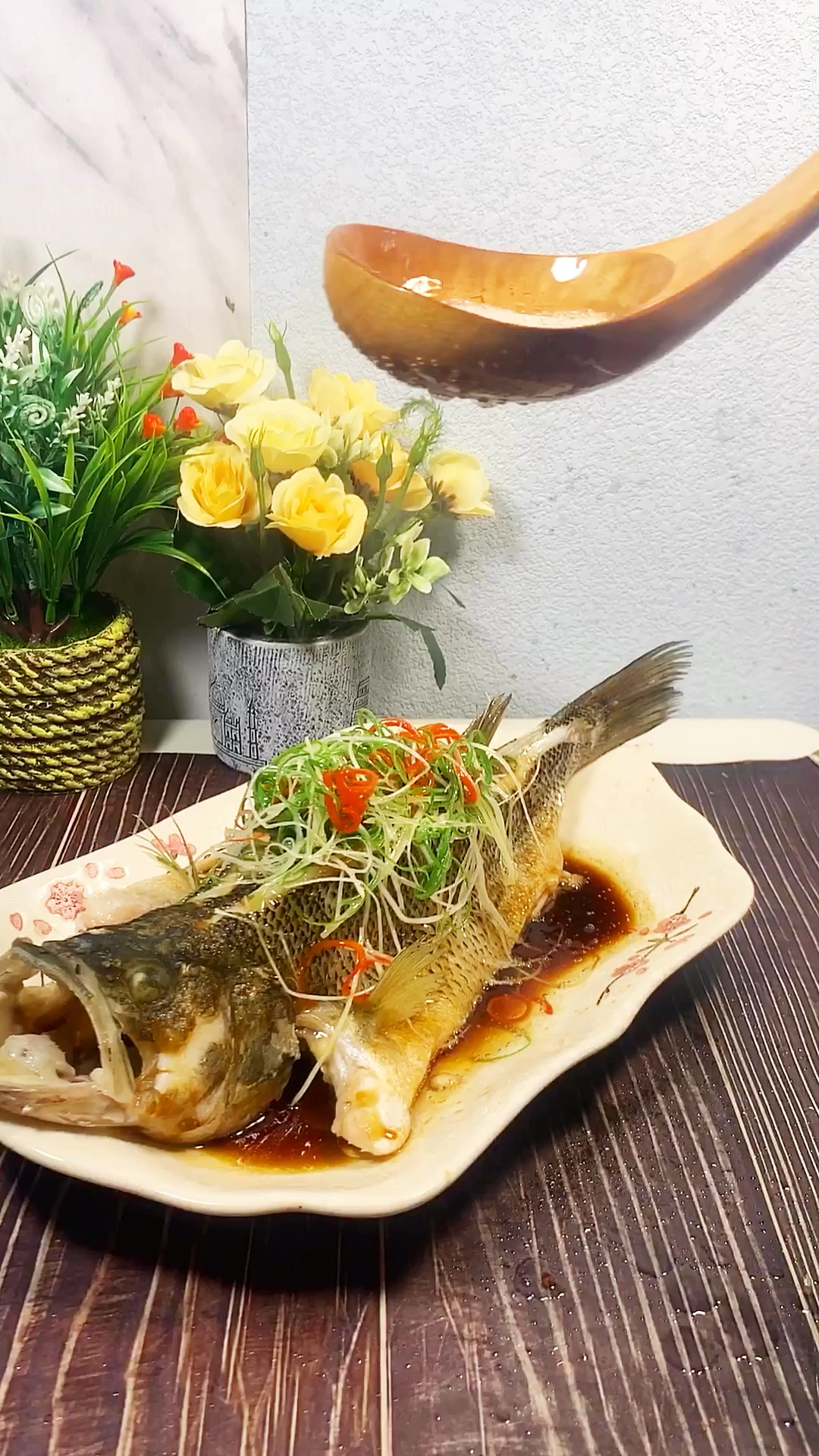 #家乡特色美食#清蒸鲈鱼。鲈鱼健脾益胃,补脑健脑。好处多。2个小窍门让鲈鱼更嫩口感更好。