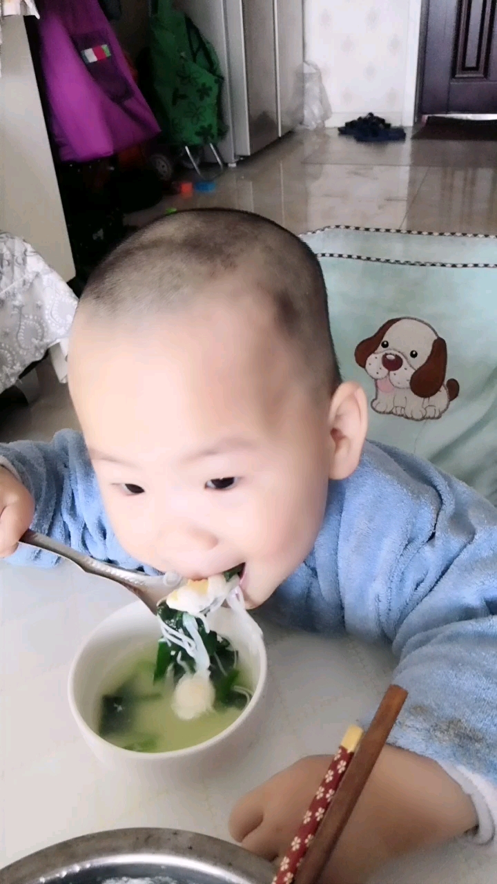 白水煮面这吃相,不长肉都难