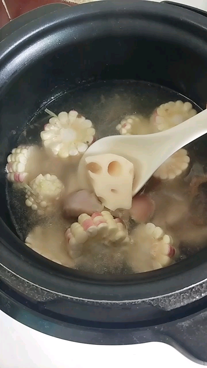 煲猪手汤,猪手用来焖,汤用来煲玉米莲藕汤。特别好喝,满满的胶原蛋白,特别养颜哦!