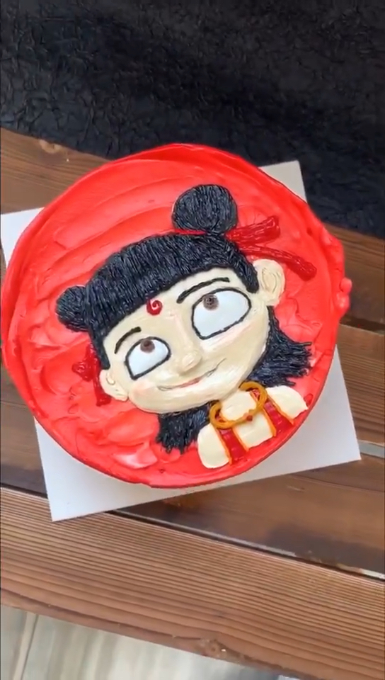 这色素蛋糕怎么吃呀?画的人物是谁呀?