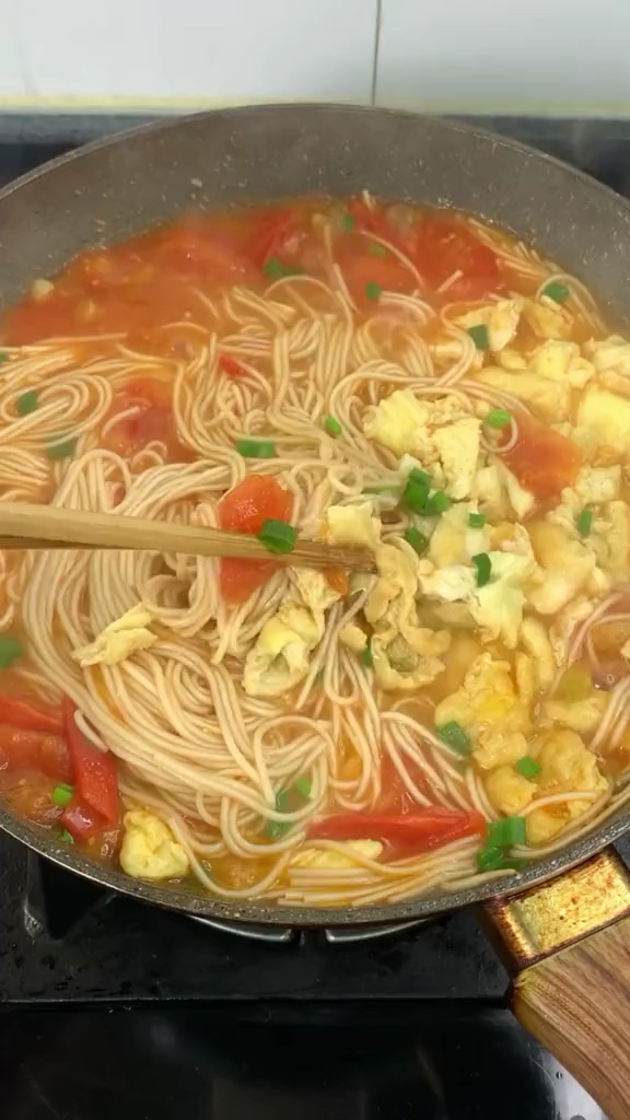 美味的西红柿鸡蛋面