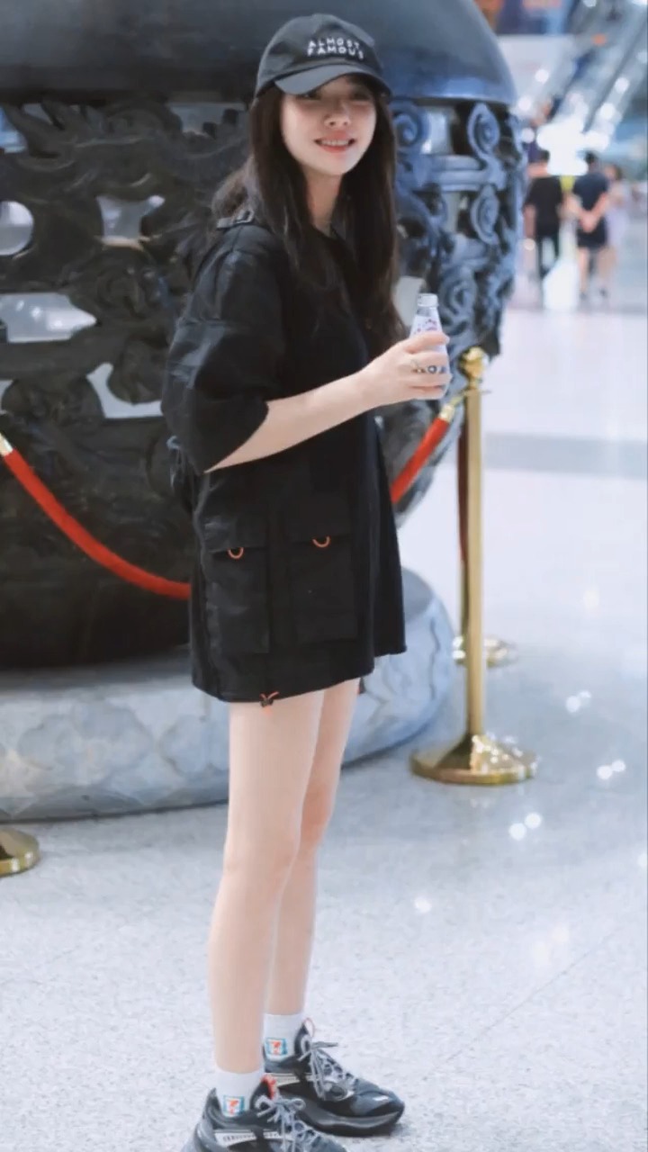 #明星娱乐#主演《美人鱼》的林允,双腿细直匀称惹人羡