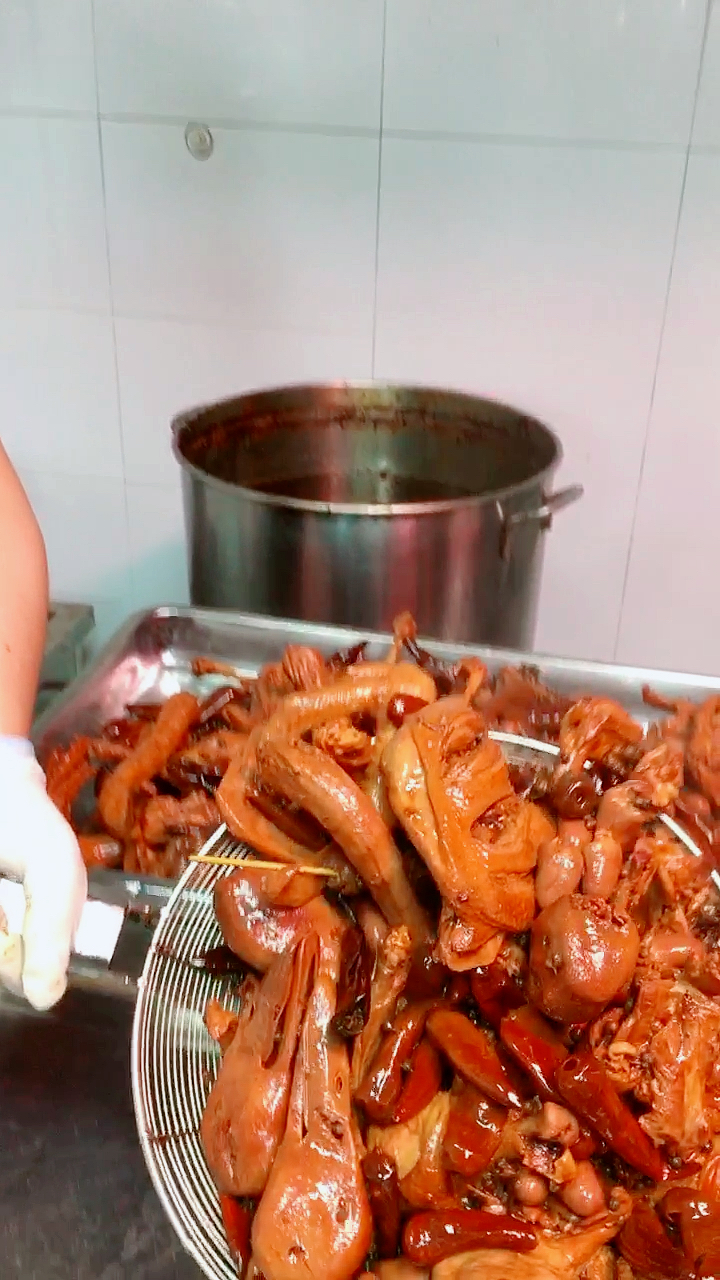 #美食记#麻辣久久鸭出锅喽