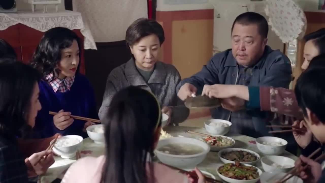 姥姥的饺子馆:亲家在桌上吃饭,不料吃相太难看,直接看呆众人
