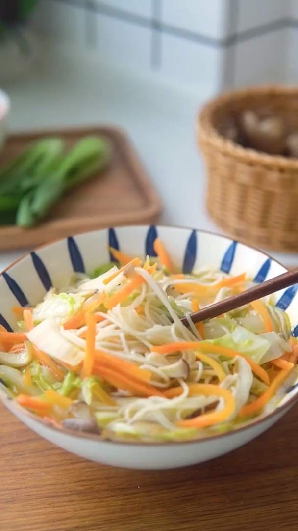 #我要上热门#一碗朴实无华的素混汤面,炎热的夏天来一碗,真是太爽了美食教程面条健康减脂