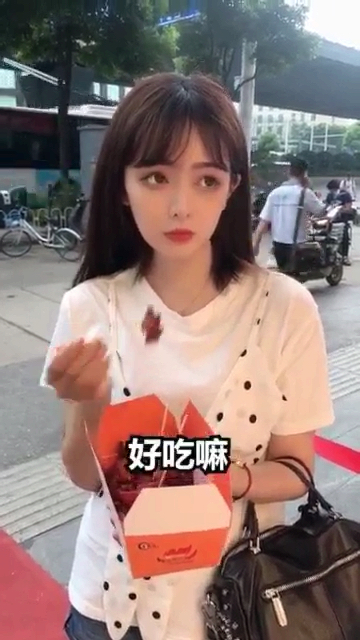 小姐姐吃鸡的样子真的好可爱
