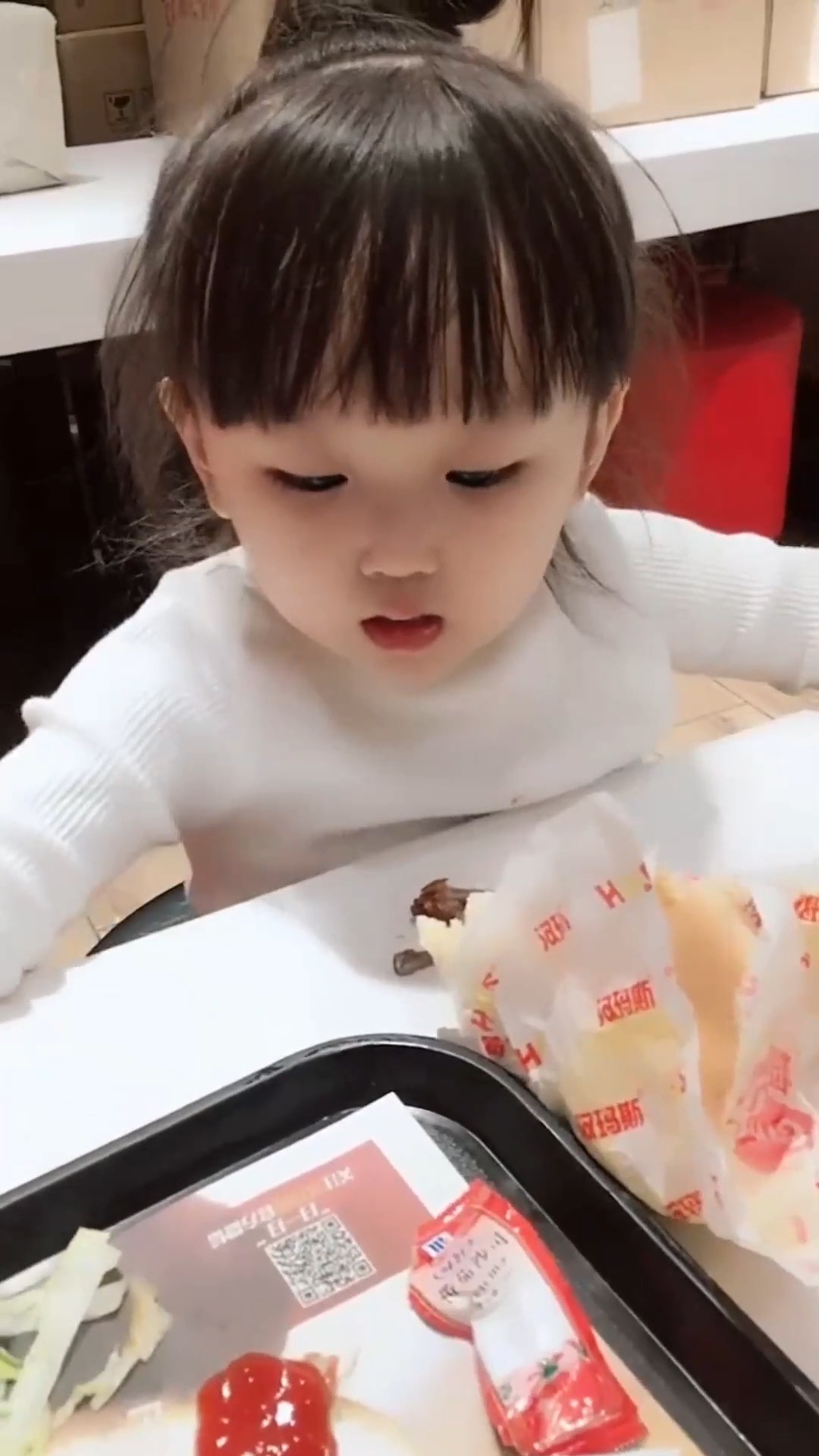#明星娱乐#小萌娃太可爱了,都把肉吃没了,还是拿着骨头不放