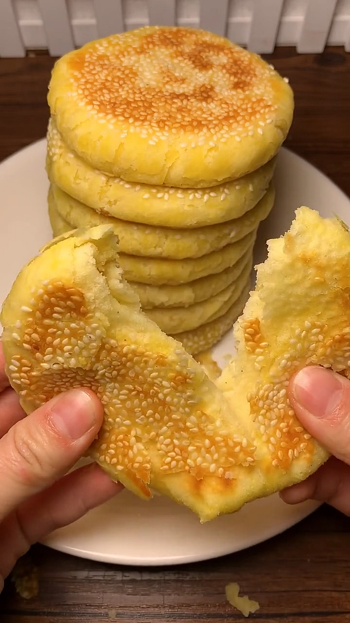 #我要上热门#这样做的芝麻饼一口一个