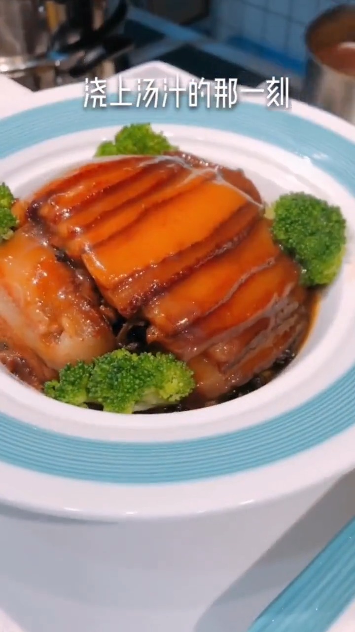 #娱乐#大家喝过老鸡汤吗,梅菜扣肉套餐是绝配,女人喝了保养,扣肉好吃