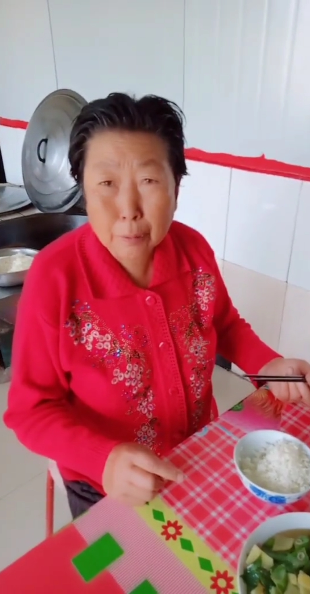 儿媳妇儿不要吃臭鹅蛋。怕他吃坏了。