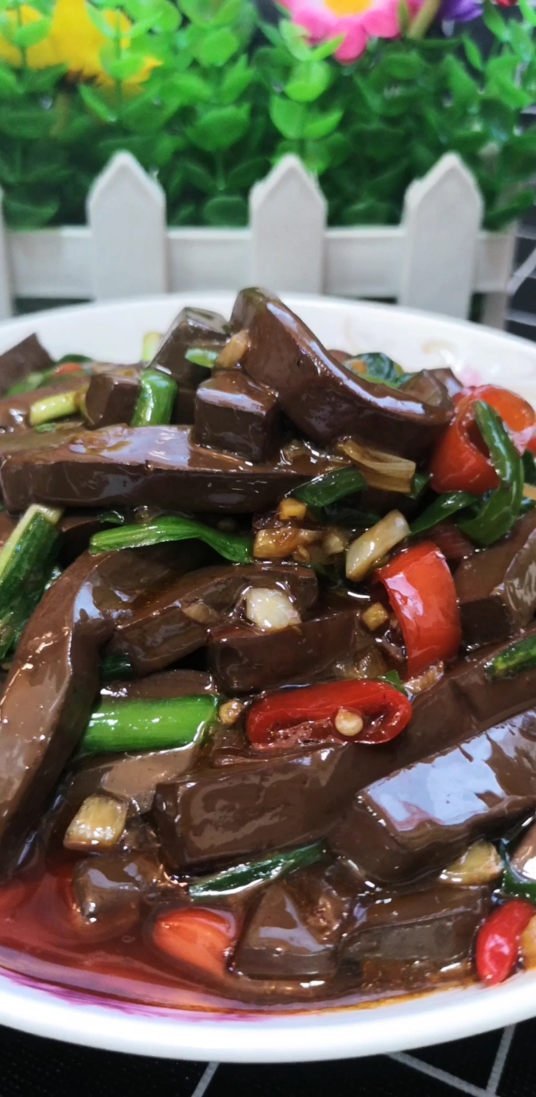 #此菜申请上热门#韭菜炒鸭血，一道简单好吃的美食 操作简单食材便宜 喜欢的家人们赶紧在家试